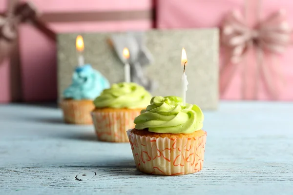 Deliciosos cupcakes con velas —  Fotos de Stock