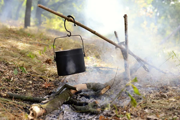 Hervidor en llamas en el bosque — Foto de Stock
