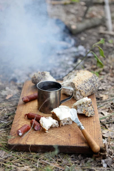 Grilled sausages on cutting board in the wood — Stock Photo, Image