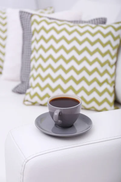 Filiżankę kawy na kanapie — Zdjęcie stockowe