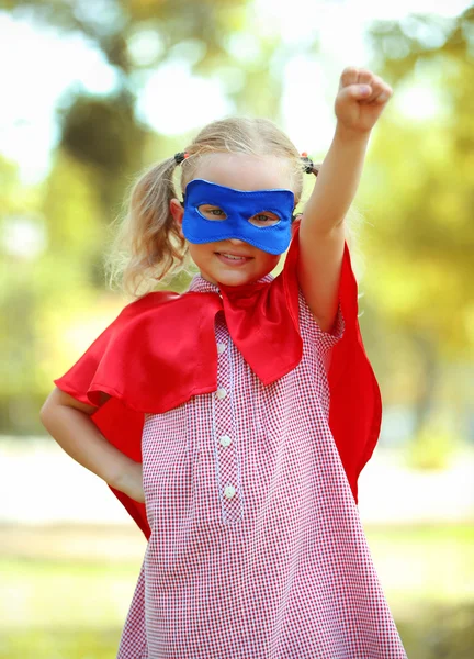 Menina super-herói no parque — Fotografia de Stock