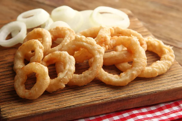 Chips Ringe mit Zwiebeln auf Schneidebrett Nahaufnahme — Stockfoto