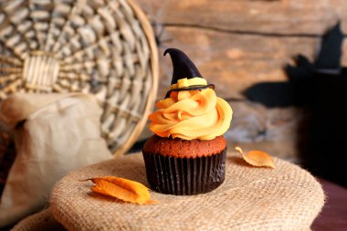 Cadılar Bayramı cupcake tablo portre üzerinde
