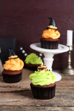 Cadılar Bayramı cupcakes ahşap tablo