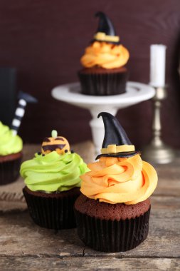 Cadılar Bayramı cupcakes ahşap tablo