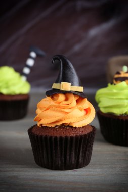 Cadılar Bayramı çörekler ve dekorasyon masada