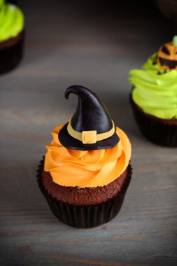 Cadılar Bayramı çörekler ve dekorasyon masada