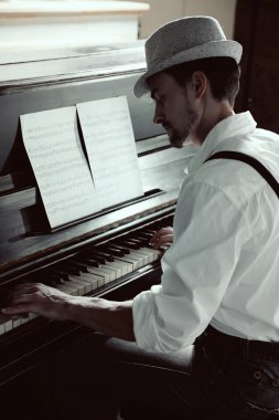 profil yakışıklı genç  