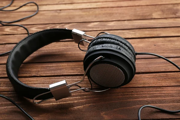 Auriculares sobre fondo de madera marrón — Foto de Stock