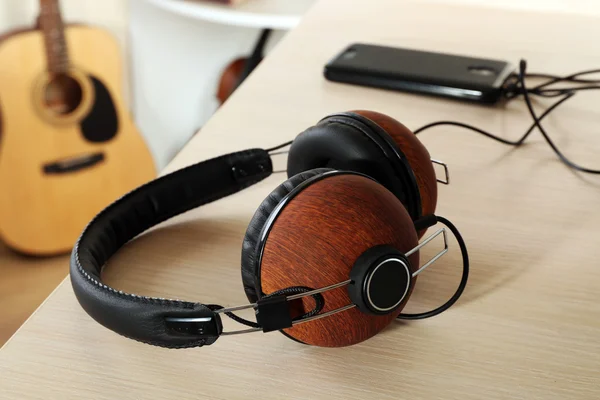 Ακουστικά και εξοπλισμός μουσική στο δωμάτιο — Φωτογραφία Αρχείου