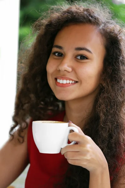 Junge hübsche Frau trinkt Kaffee — Stockfoto