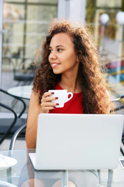 Bella donna d'affari con computer portatile — Foto Stock