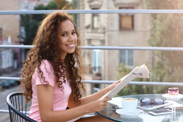 Retrato de mujer bonita joven —  Fotos de Stock