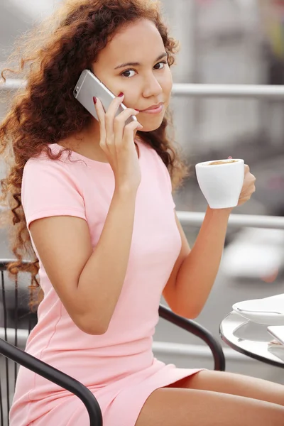 Frau telefoniert und trinkt Kaffee — Stockfoto
