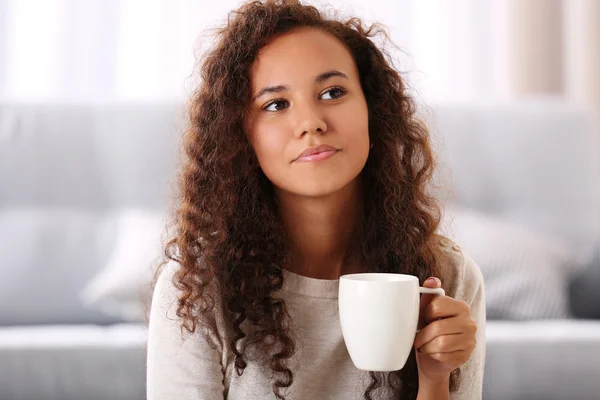 Junge hübsche Frau trinkt Kaffee — Stockfoto