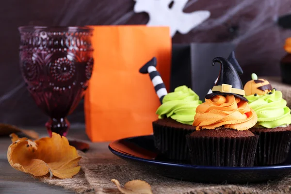 Cupcakes Halloween na talerz na stole — Zdjęcie stockowe