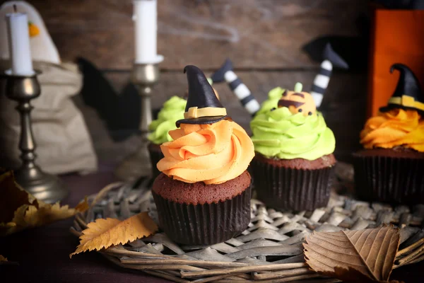 Cupcakes Halloween na wiklinowe Mata na stół — Zdjęcie stockowe