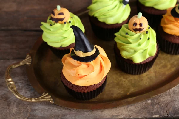 Halloween cupcakes op houten tafel — Stockfoto