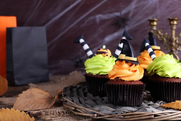 Pastelitos de Halloween en alfombra de mimbre en la mesa —  Fotos de Stock