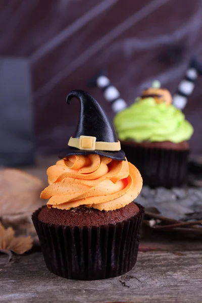 Halloween cupcakes op rieten mat op tafel — Stockfoto
