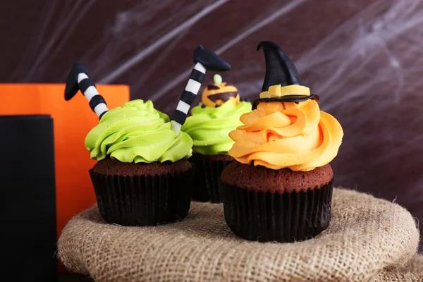 Halloween cupcakes and decoration on table — Stock Photo, Image