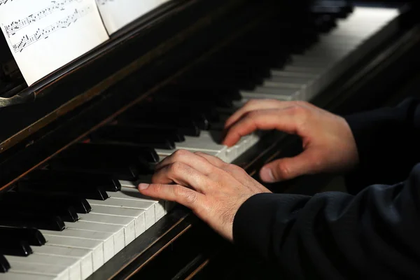 Gry na fortepianie mężczyzna ręce — Zdjęcie stockowe