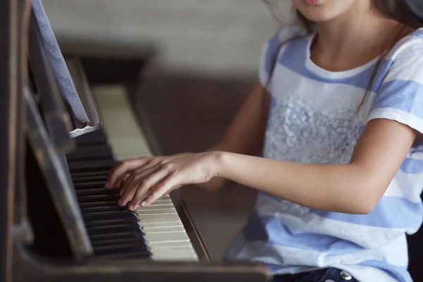 Pequena menina mãos tocando piano — Fotografia de Stock