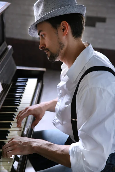 profil yakışıklı genç 