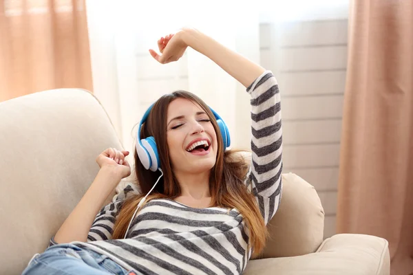 Femme écoute de la musique dans les écouteurs — Photo