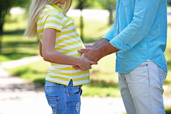 Junge schwangere Frau mit Ehemann — Stockfoto