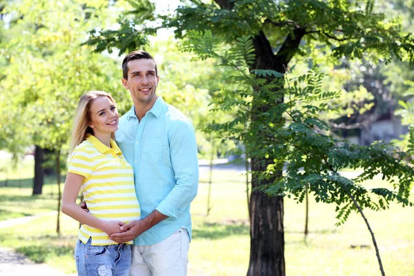 Mujer embarazada joven con marido — Foto de Stock
