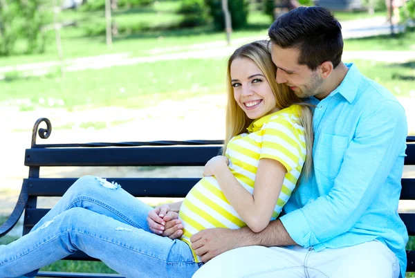 Junge schwangere Frau mit Ehemann — Stockfoto