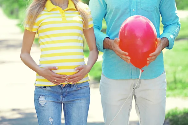 Junge schwangere Frau mit Ehemann — Stockfoto