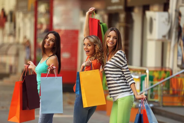 Mulheres com sacos de compras — Fotografia de Stock