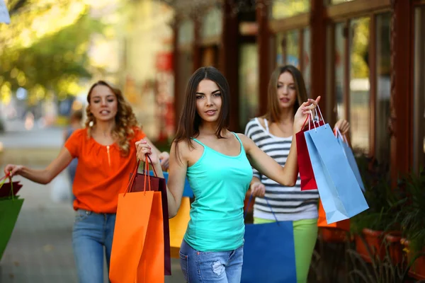 Mujeres con bolsas de compras —  Fotos de Stock