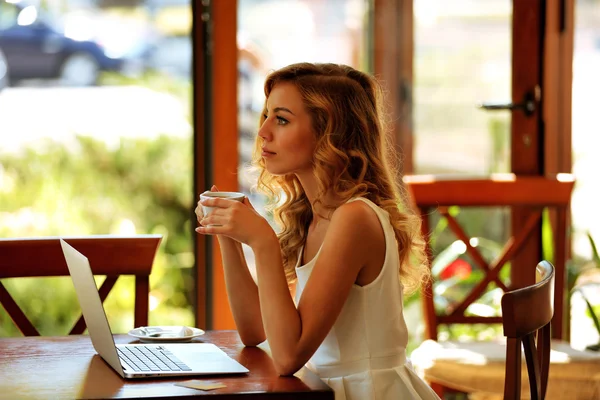 Jonge vrouw met laptop — Stockfoto