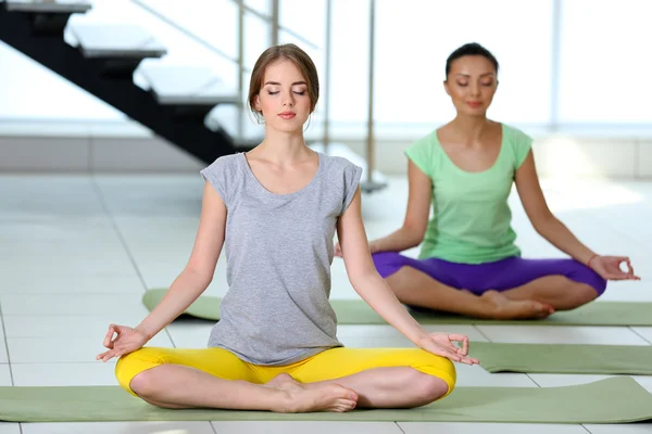 Belle giovani donne fanno yoga — Foto Stock