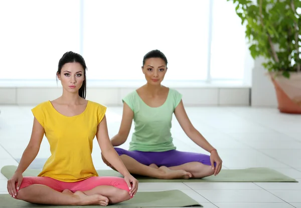 Belle giovani donne fanno yoga — Foto Stock