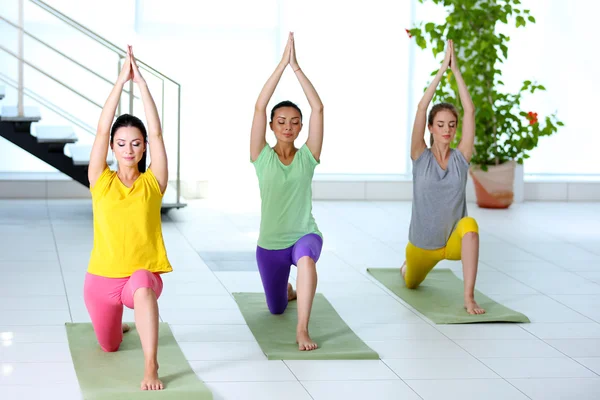 Mujeres jóvenes practicando yoga —  Fotos de Stock