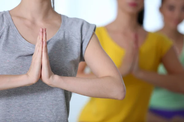 Las Mujeres Sientan Posición Yoga Fila —  Fotos de Stock