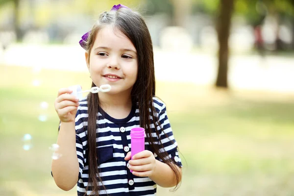 Glad liten flicka med bubblor — Stockfoto
