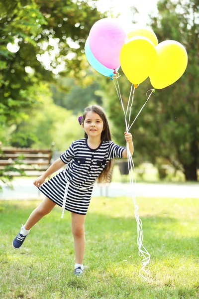 Liten flicka i randig klänning — Stockfoto