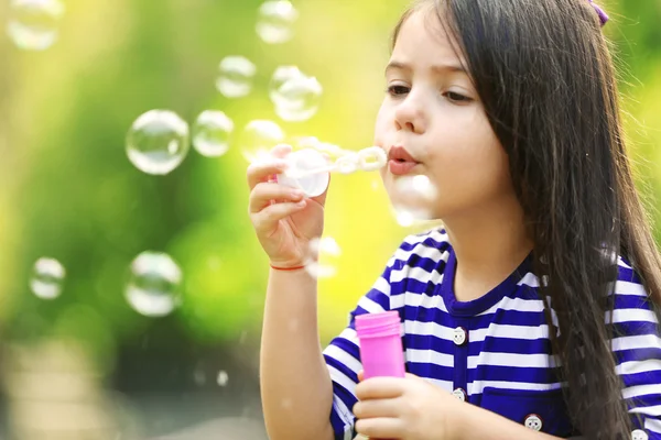 Menina feliz com bolhas — Fotografia de Stock