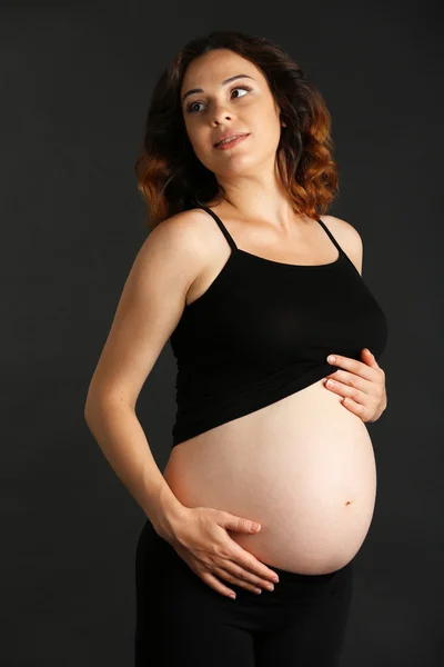 Ung lycklig gravid kvinna — Stockfoto