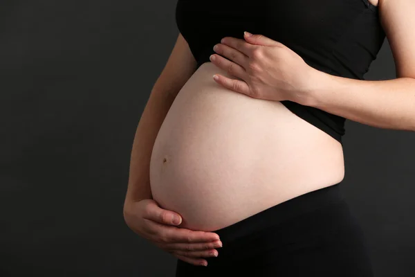 Mujer embarazada de cerca — Foto de Stock