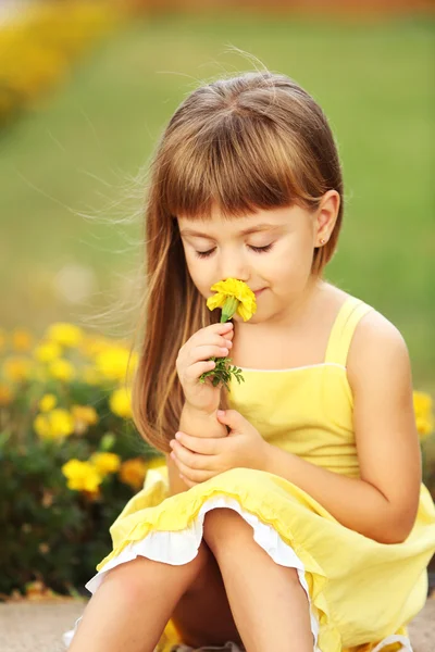 Petite fille avec des fleurs — Photo