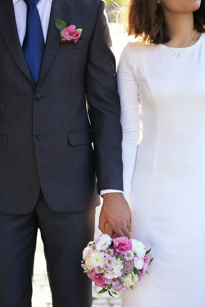 Bruid en bruidegom met bruidsboeket — Stockfoto