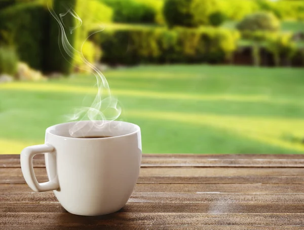 Tasse Kaffee auf hellem Hintergrund — Stockfoto