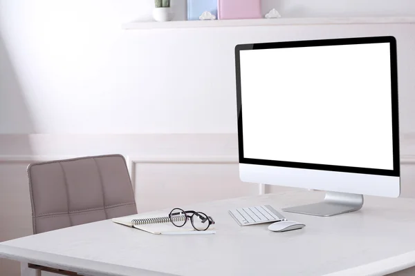 Arbeitsplatz mit Computer im Zimmer — Stockfoto