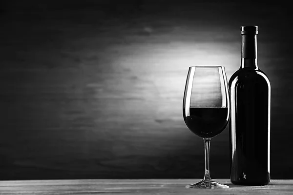 Botella de vino con vidrio — Foto de Stock